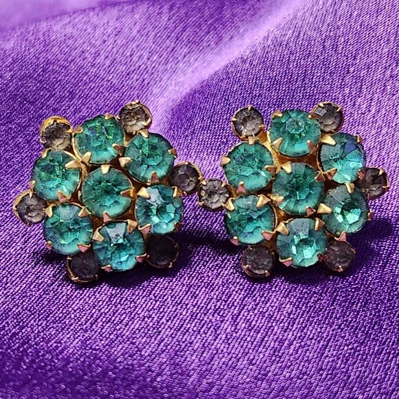 Vtg 1940s Emerald Green Rhinestone Cluster W/Smokey Accent Screw Back Earrings - Picture 1 of 9